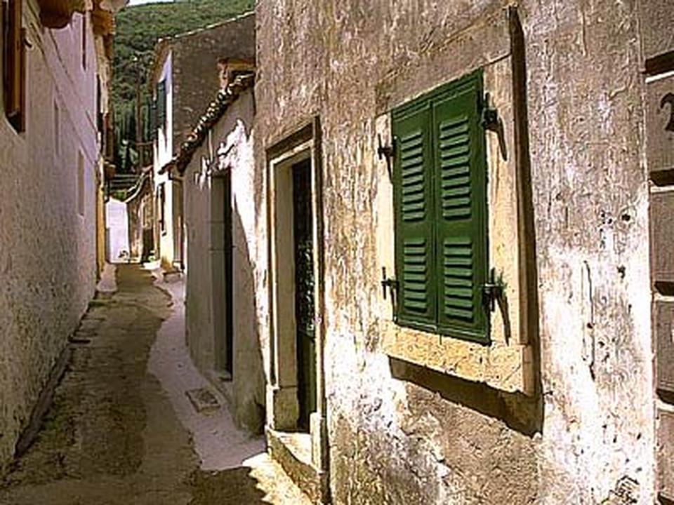 Ermones Foto: 3 av 4