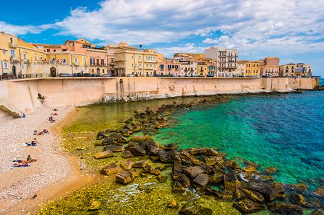 Kusten på ön Ortigia nära staden Syrakusa